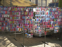 906420 Afbeelding van een kraam met telefoonhoesjes op de zaterdagse warenmarkt (Vredenburg) te Utrecht.